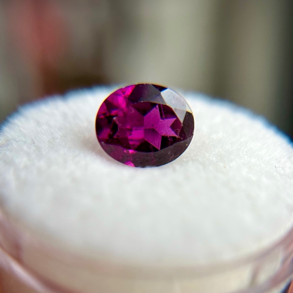 💖 2.06 CT Natural RHODOLITE GARNET Vivid Fuchsia Oval Gem